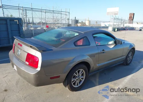 2005 Ford Mustang V6 Deluxe/V6 Premium z USA, uszkodzony, nr VIN 1ZVHT80N555113812